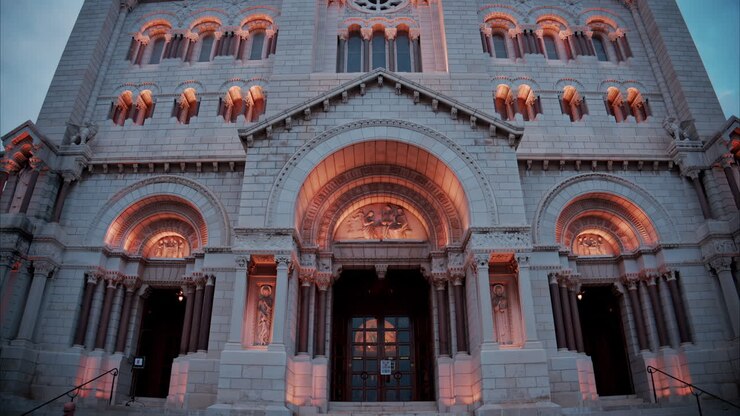 La facciata della Cattedrale di Monaco nella Città Vecchia di sera