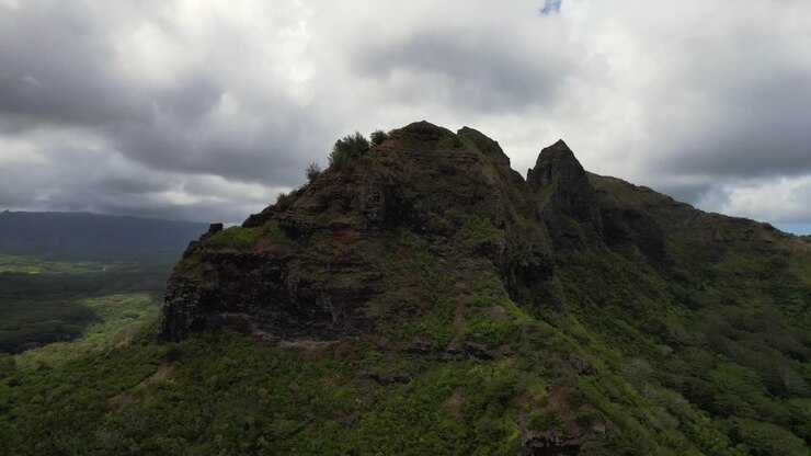 Ripresa aerea con drone di scogliere frastagliate e terreno boscoso a Kauai