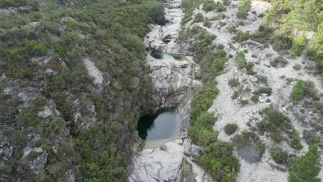 Tiro-De-Inclinación-De-Drones-De-7-Sete-Lagoas-En-El-Parque-Nacional-De-Geres-En-Portugal,-Paisaje