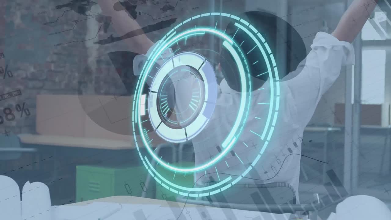 두 인종의 사업가에 대한 범위 스캐닝과 금융 데이터 처리의 애니메이션