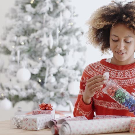 Attraktive-Junge-Frau,-Die-Weihnachtsgeschenke-Verpackt