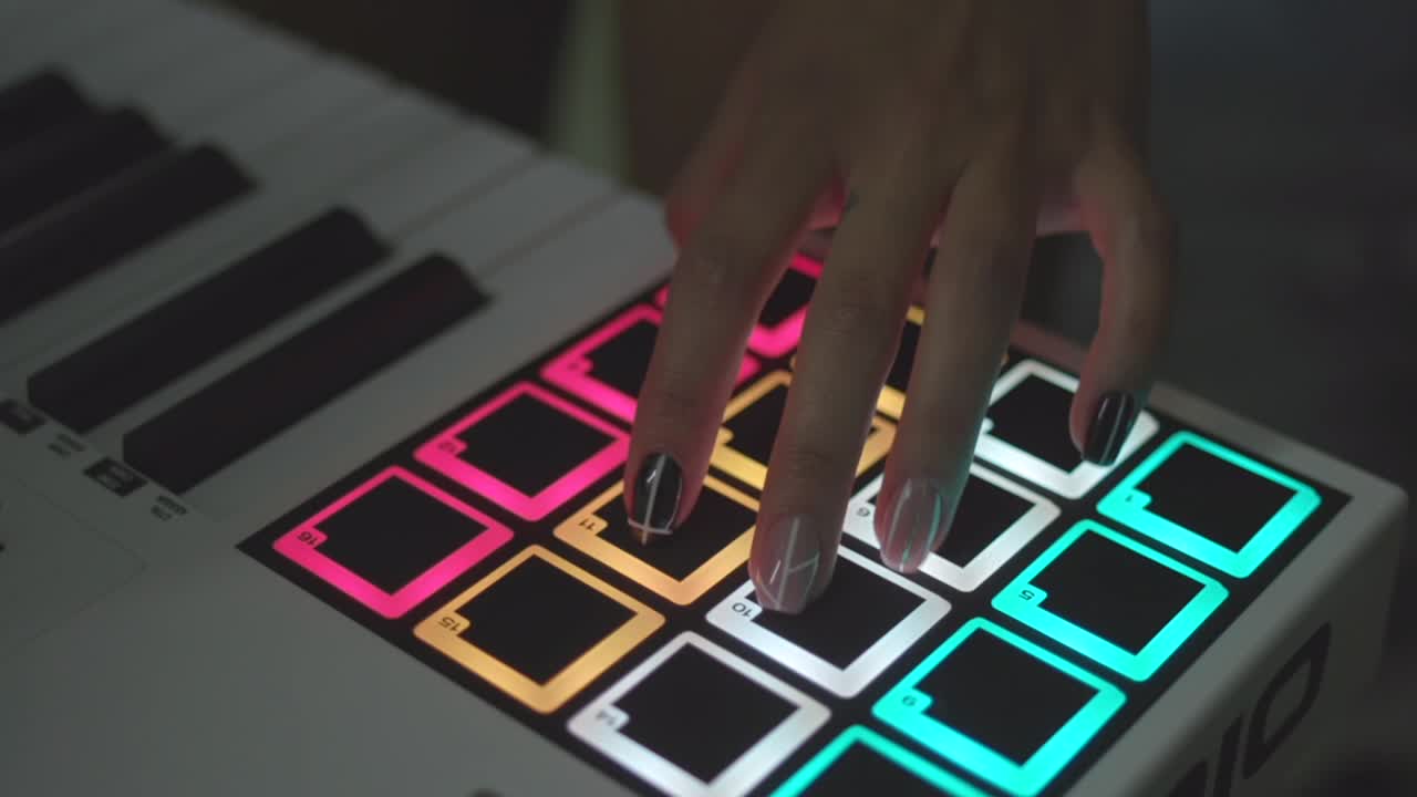 mano en un controlador midi