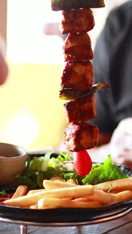 disfrutando de salchichas de pollo a la parrilla con lados