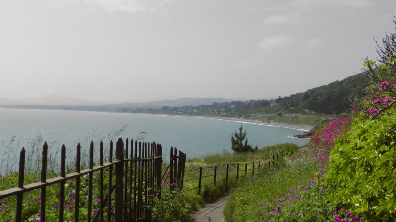 Pemandangan Musim Panas yang Memukau dari Pantai di Irlandia