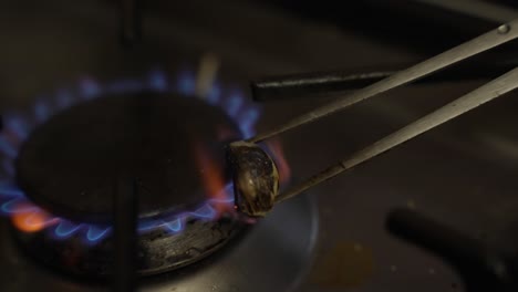 Brennender-Knoblauch-Auf-Der-Herdflamme