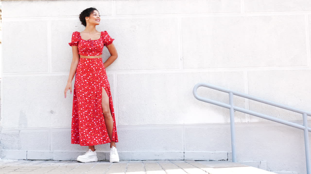 빨간 꽃 드레스 를 입은 세련 된 여자