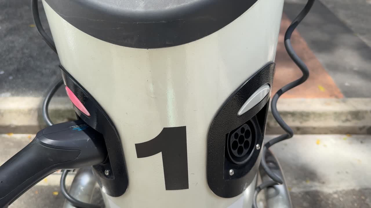 vista de una estación de recarga de vehículos eléctricos ecológicos en singapur