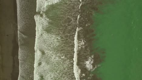 impresionante foto aérea de las aguas verdes del mar y las olas que se estrellan en costa rica