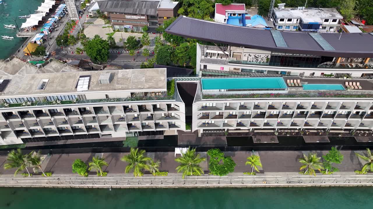 워터프론트 시 에 있는 현대적 인 호텔 의 공중 사진