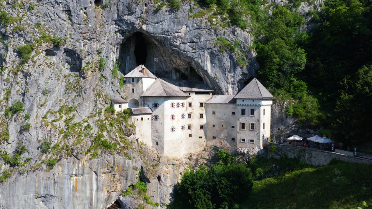 Predjamský hrad – renesanční hrad postavený v ústí jeskyně ve Slovinsku – záběr z dronu.