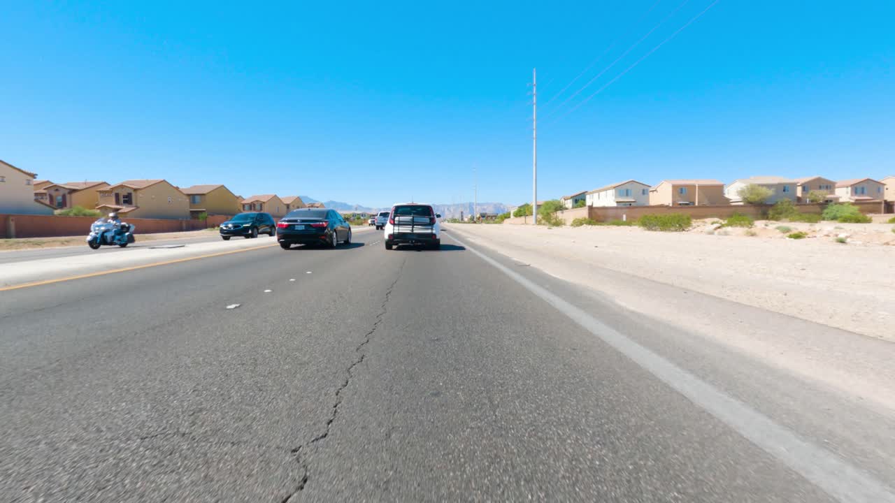 coche pov conduciendo por la calle