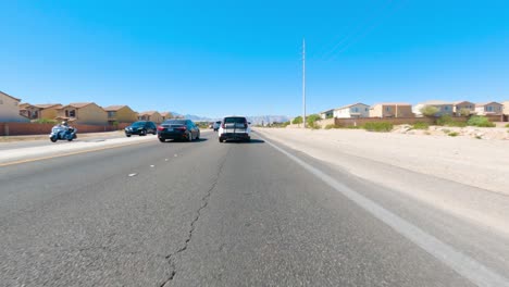 Coche-Pov-Conduciendo-Por-La-Calle