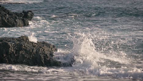 Wellen-Schlagen-Gegen-Felsen-Am-Ufer-Und-Spritzen-In-Die-Luft