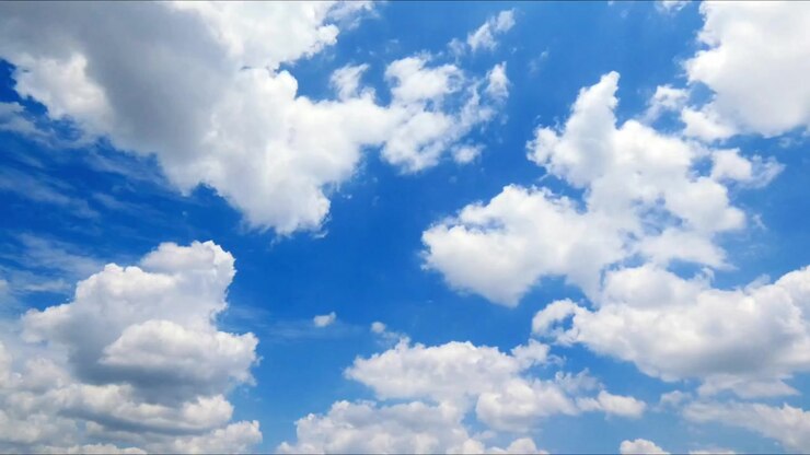 Timelapse van wolken die door een helderblauwe lucht drijven, waarbij natuurlijke atmosferische beweging en veranderend weer in een vredig buitenlandschap worden vastgelegd