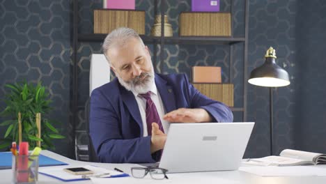 un hombre de negocios con una reunión en línea.