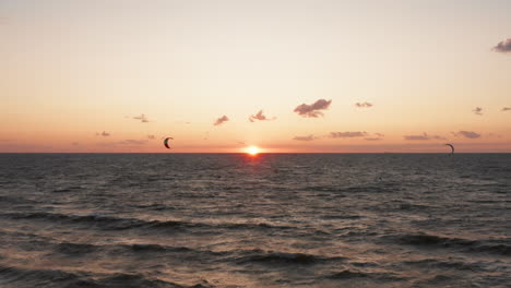 kitesurfistas cerca de la playa de domburg durante la puesta de sol