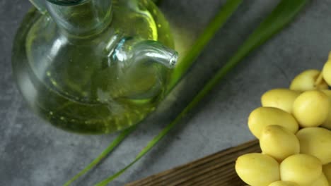 las palmeras de dátiles frescas se colocan en la mesa con aceite, concepto de alimentos saludables. palmeras de dátils. frutas crudas de palmieras de dátiles (phoenix dactylifera)