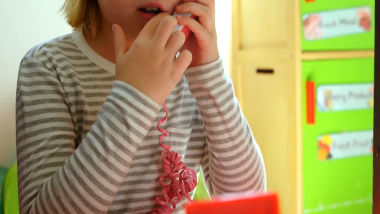 백인 여학생이 빌 카운터 4k에서 임원인 척하는 전면 뷰