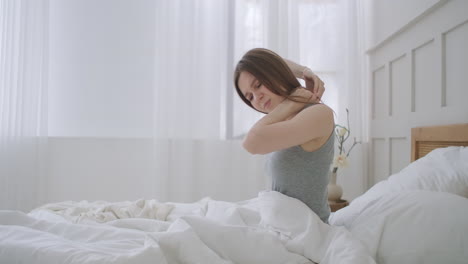 Woman-waking-up-and-having-pain-in-shoulder-and-neck.-Woman-waking-up-and-having-pain-in-shoulder-and-neck