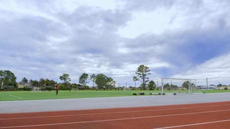 Zeitraffer:-Fußball--Und-Leichtathletikfeld