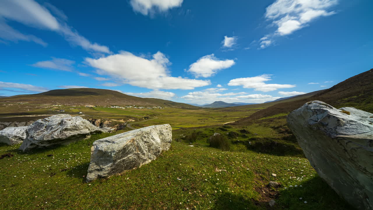 lapso de tiempo del paisaje de hierba rocosa con nubes en movimiento en el cielo en un día soleado en la isla de achill en el atlántico salvaje en irlanda