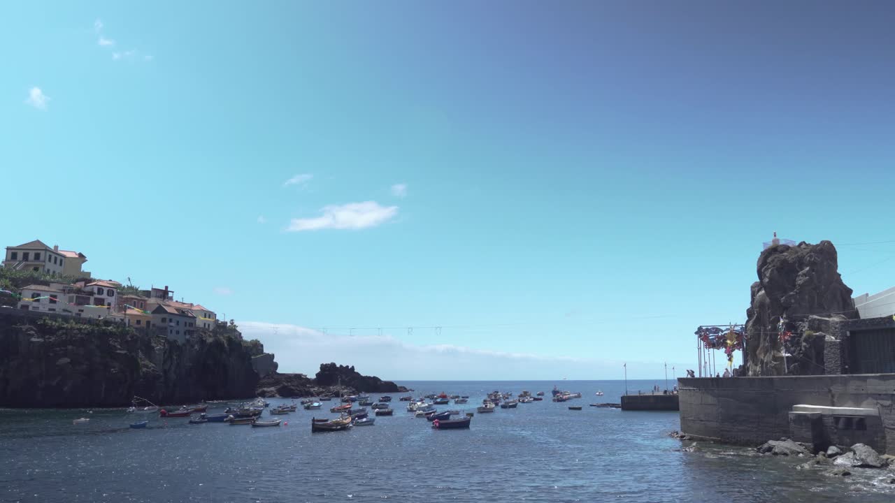 은 날 에 그림 같은 시 마을 항구