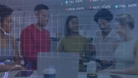 Animación-Del-Procesamiento-De-Datos-Del-Mercado-De-Valores-Contra-Un-Equipo-De-Colegas-Diversos-Que-Discuten-En-La-Oficina