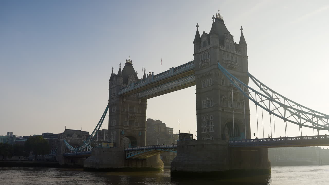 Tower Bridge i London ved daggry/skumring