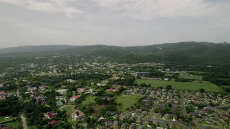 Bonita-Toma-Aérea-De-La-Ciudad-Drone-Toma-Tropical-De-Cielo-Azul-Agua-Turquesa-En-St