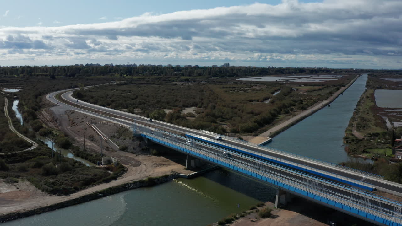 взгляд с воздуха на автомагистральный мост и канал в районе ла-гранде-мотте монпелье солнечный