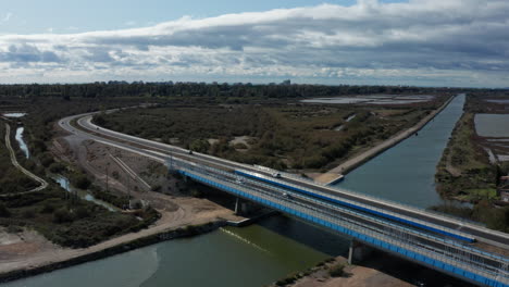 Vista-Aérea-Del-Puente-De-La-Autopista-Y-El-Canal-La-Grande-Motte-Zona-Montpellier-Soleado