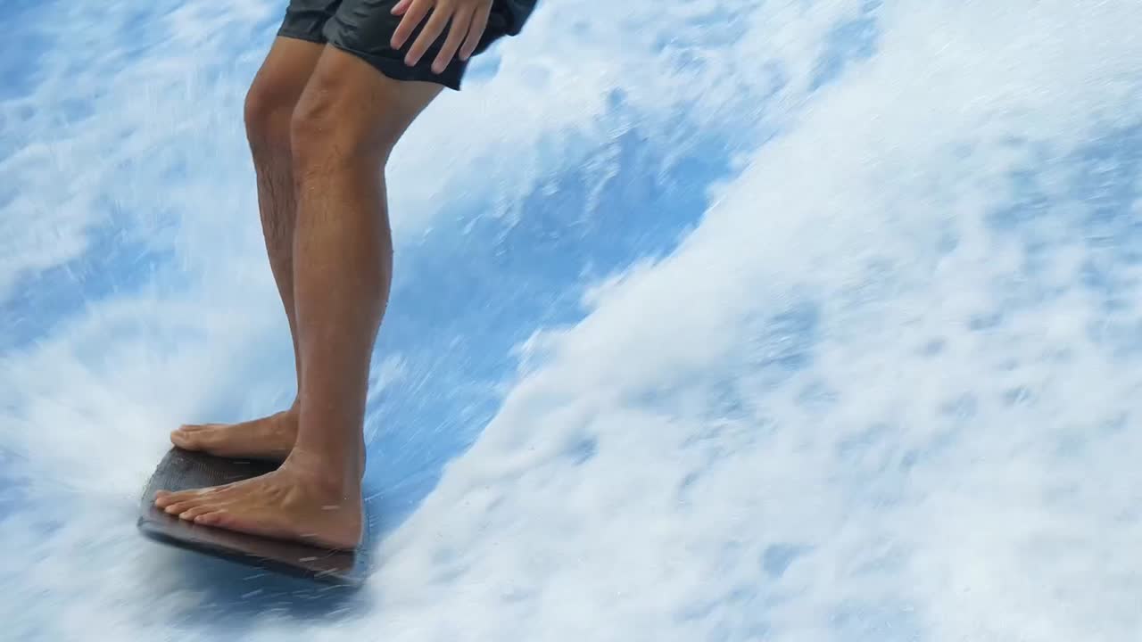 인공파를 서핑하는 사람