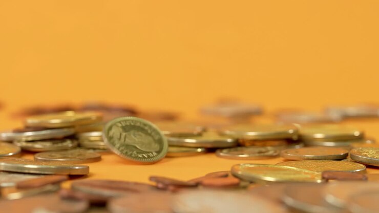 Monete d'oro rotanti, penny che gira e si torce, concetto di crescita del risparmio finanziario di ricchezza, investimento bancario, successo economico della finanza aziendale, monetizzazione di idee, abbondanza, prosperità in movimento