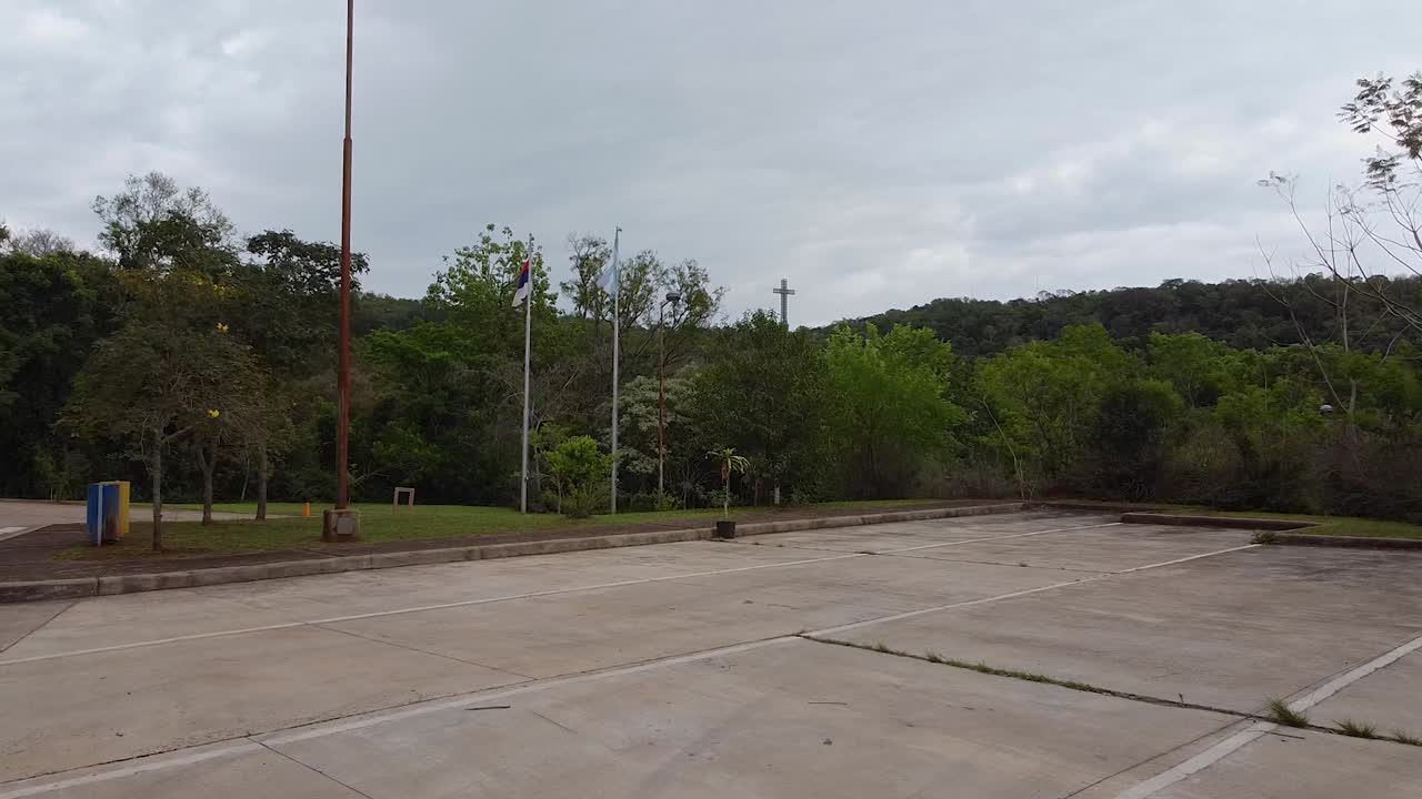 drone disparó argentina santa ana estacionamiento calles del pueblo bosque con el mediodía tarde con cielo azul paisaje nublado alrededor de santa ana mástil cruz en el bosque