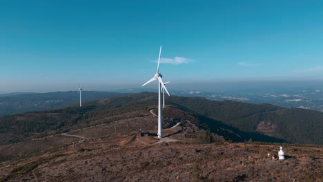 Das-Drohnenvideo-Fängt-Die-Schönheit-Und-Größe-Der-Turbinen-Ein,-Während-Sie-Saubere-Energie-Erzeugen