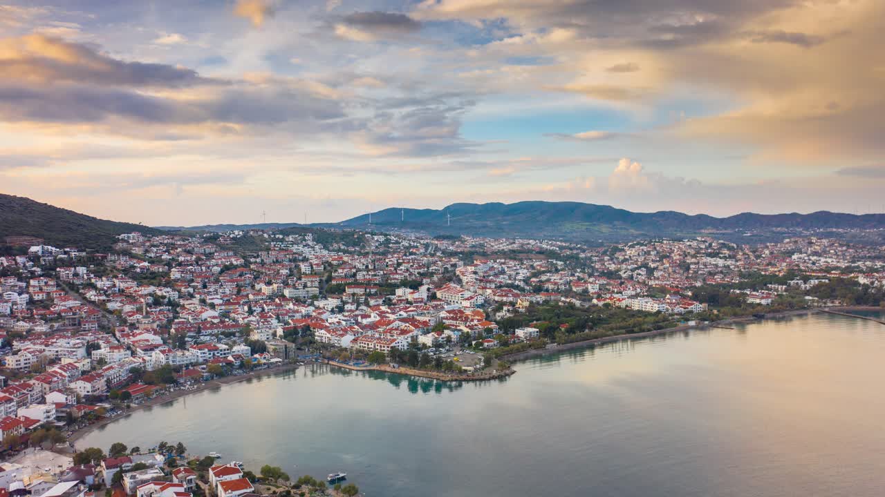 Veduta aerea dello skyline colorato della città di Datça – hyperlapse da drone