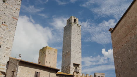 Las-Antiguas-Torres-De-San-Gimignano-Se-Elevan-Contra-Un-Cielo-Azul-En-La-Toscana.