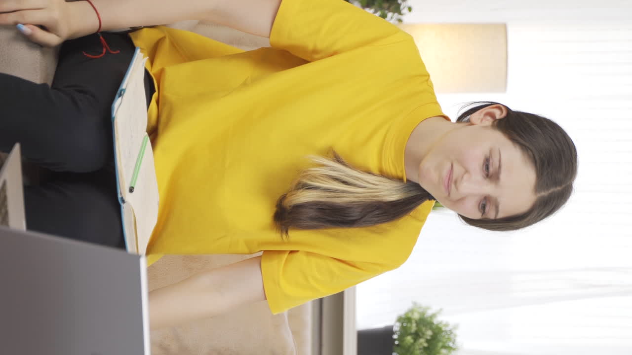 el video vertical de una estudiante que hace una transacción errónea será frustrado.