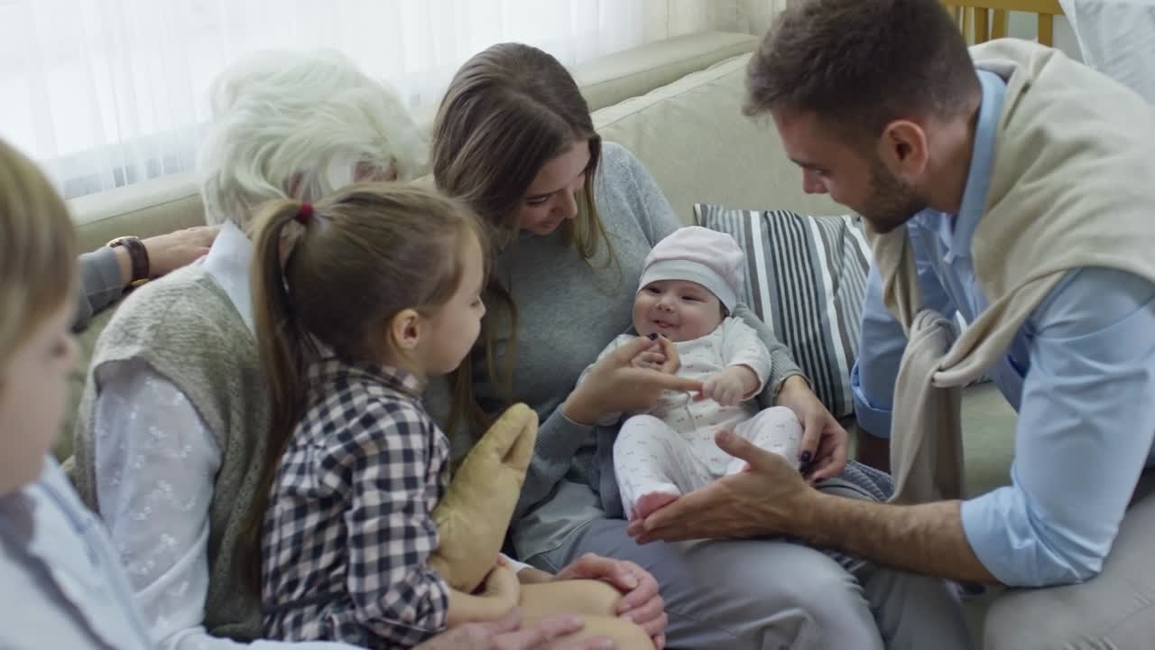 새로운 아기 때문에 가족이 울부는 것