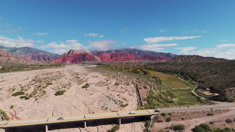 ruta 9 con un magnífico telón de fondo