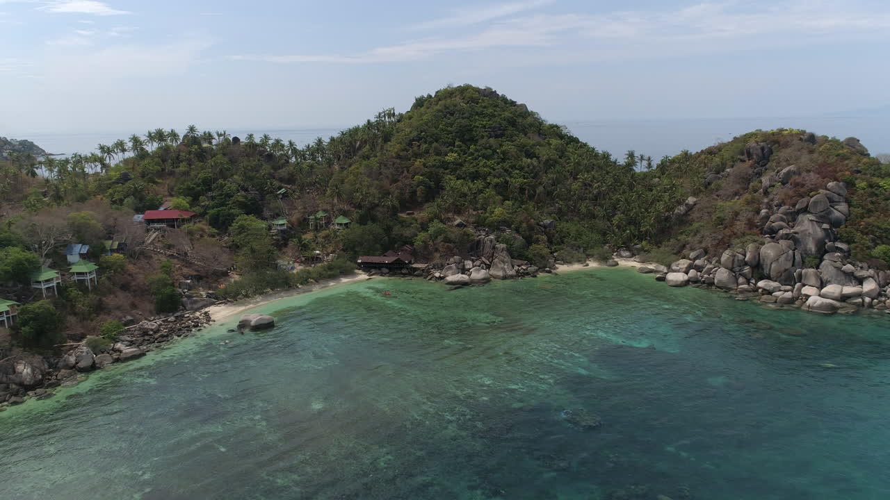 Volo sulla spiaggia tropicale