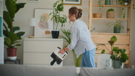 mujer positiva aspirando en la habitación