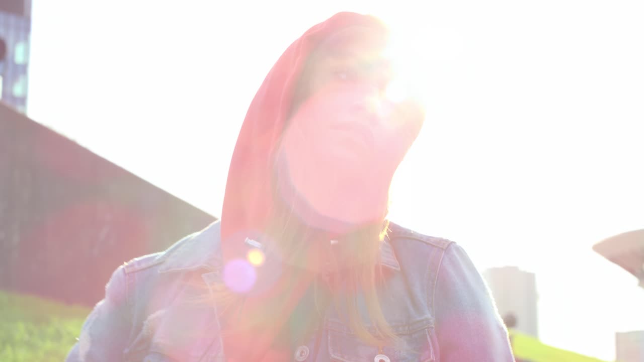 ⁇ 에 스케이트보드와 함께 젊은 여성