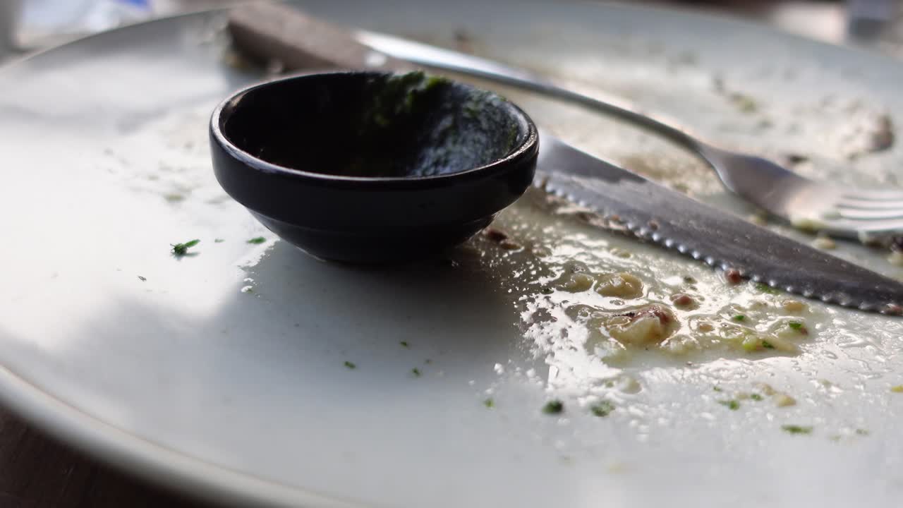 식사 후 더러운 접시