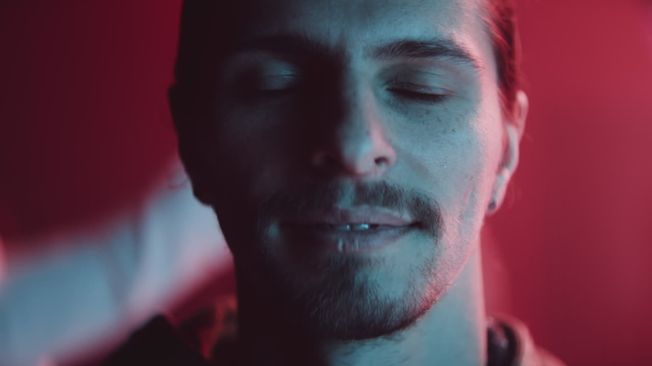 retrato en primer plano de un hombre bajo la iluminación de neón