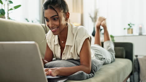 Computadora-Portátil,-Mujer-Y-Escribiendo-En-El-Sofá-En-Casa