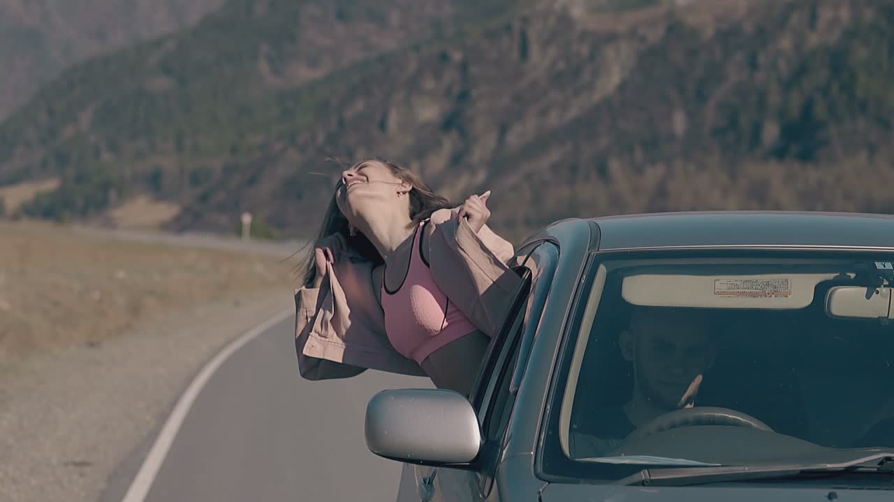 la dama sostiene la chaqueta beige y mueve el cuerpo con felicidad