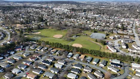 Campo-De-Béisbol-Americano-Rodeado-Por-Un-Barrio-Americano-En-La-Ciudad-De-Lancaster,-EE.UU.