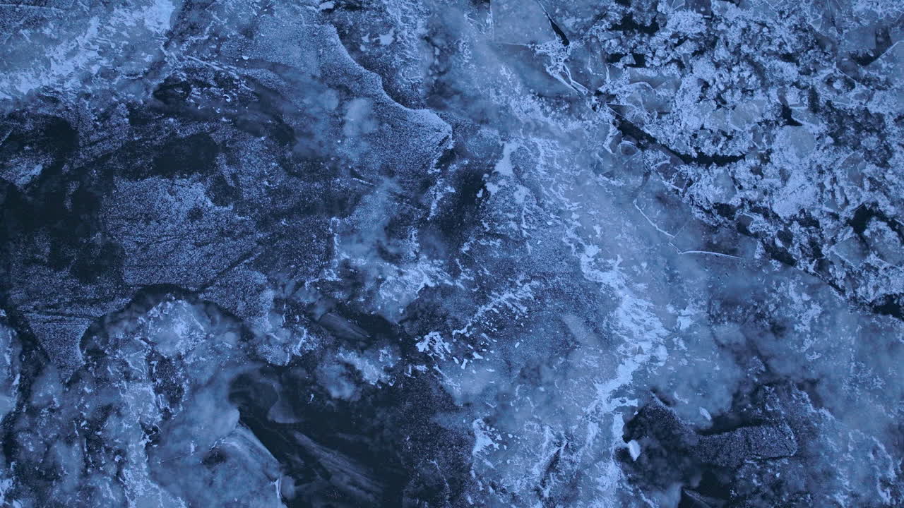 Ripresa con drone che vola verso un fiume ghiacciato