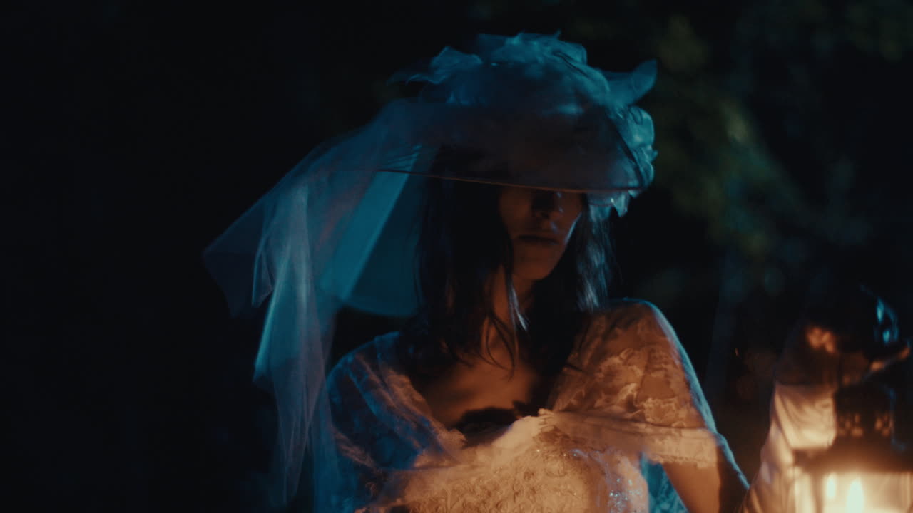 Una sposa misteriosa con una lanterna nel buio